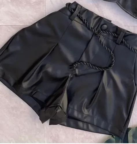 Short couro fake 