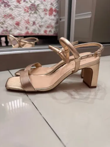 Sandália Dourada Salto Alto em couro Arezzo