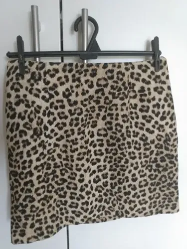 Saia  Marca Zara Animal print Tamanho M, veste nº 38, Nova  Sem elastano. Detalhes: zíper 