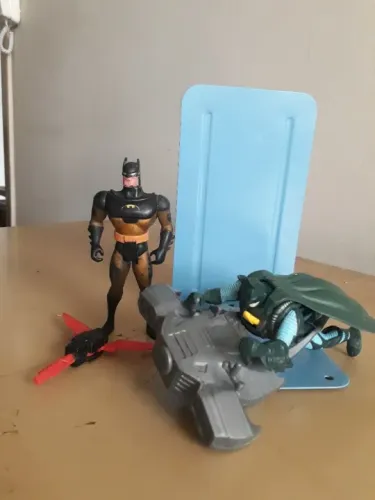 DOIS Bonecos diferentes, articulados do Batman, e acessórios.