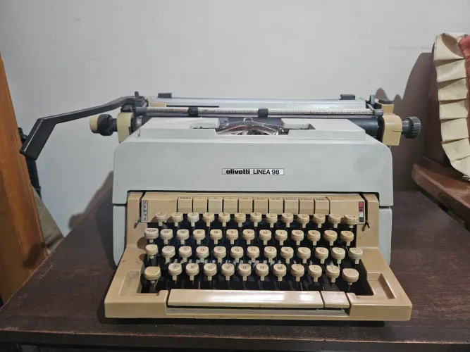 Máquina de escrever Olivetti Linea 98