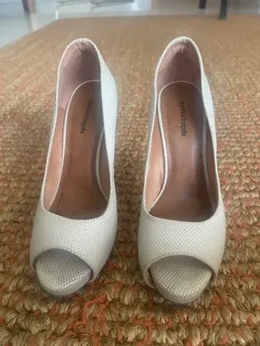 Peep toe