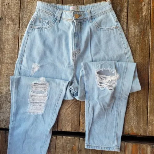 calça jeans claro estilo mom jeans destroied rasgos