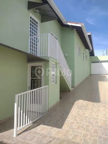 Linda casa recém reformada, com deslumbrante vista para a serra.