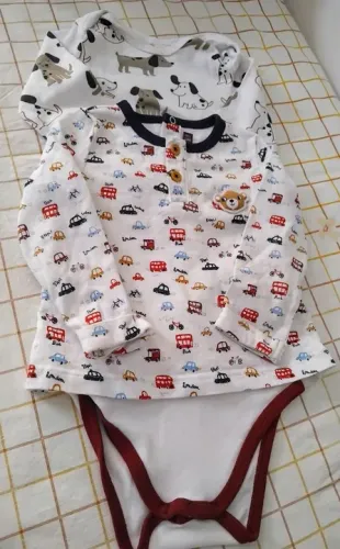 2 macacões estampados para bebês de 8 a 12 meses 