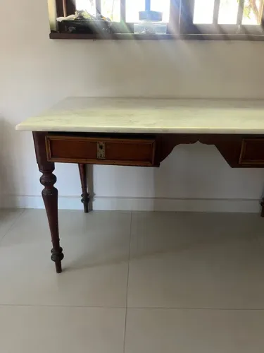 Mesa de madeira com tampo mármore