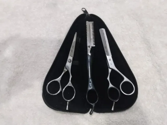 Kit Conjunto com 2 Tesouras Profissionais MQ 6 e MQ 5.5, e leva de brinde uma Navalha