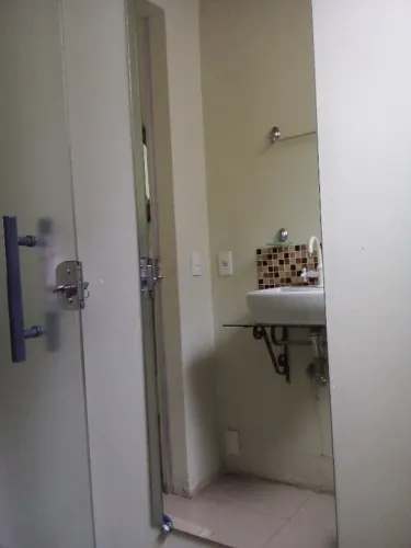 Espelhos grandes de parede sem moldura.