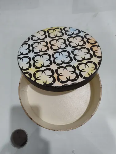 Caixa decorativa redonda com design floral em madeira