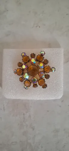 Broche retrô c/ pedras brilhantes. 5 cm diâmetro.
