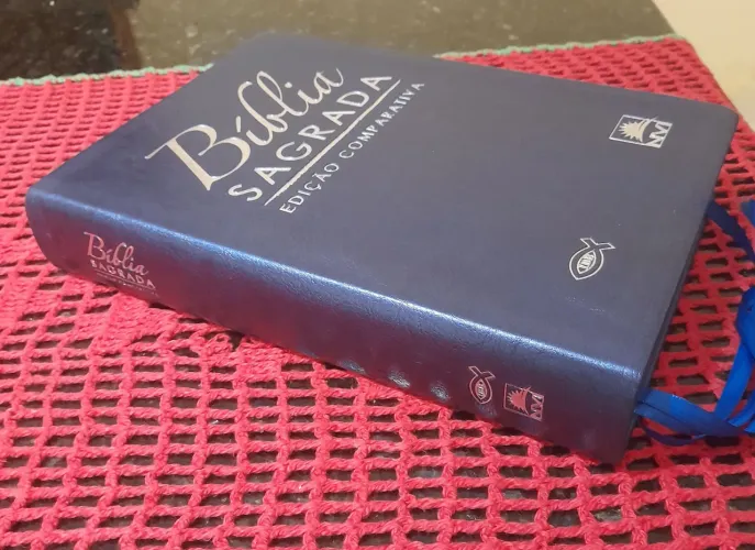 Bíblia Sagrada Edição Comparativa, quase nova 