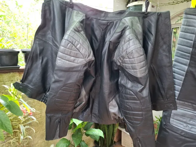 Jaqueta e calça 100% couro.