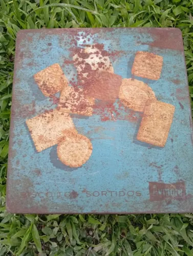Lata de biscoito antiga.