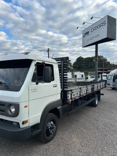 Volkswagen 9-150 com carroceria 