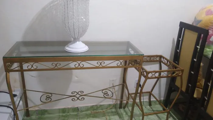 Aparador de ferro dourado com vidro 