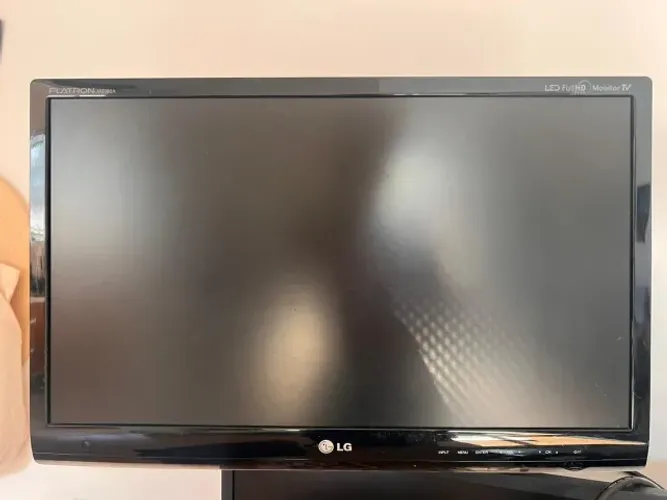 monitor LG 23 POL com pé e suporte de parede incluidos