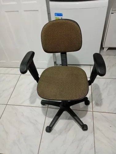 Cadeira regulável em boas condições pra uso