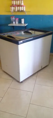 Freezer para comércio 400L com tampa de vidro de correr marca Esmaltec 110V