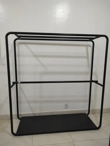 Arara loja brechó closet roupas estruturada Industrial madeira tubular estrutura metálica 