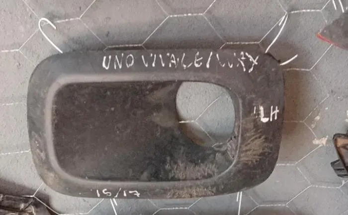 MOLDURA FAROL DE MILHA/NEBLINA LADO ESQUERDO FIAT UNO VIVACE 15/17