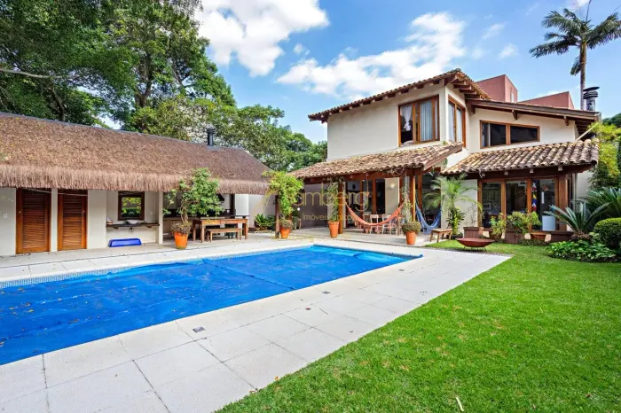 Linda casa com piscina e jardim, na melhor localização do Jardim dos Estados / Alto da Boa