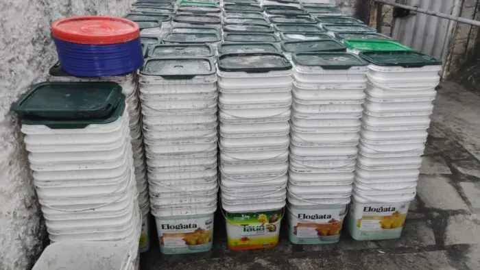 Balde de 15kg quadrado, vazio. Sujo. Valor: 3,50 reais cada.