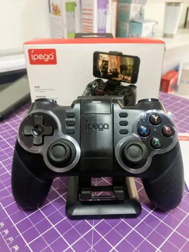 CONTROLE ÍPEGA PG-9076 SEM FIO BLUETOOTH COM SUPORTE RETRÁTIL P/ CELULAR, PC E PS3