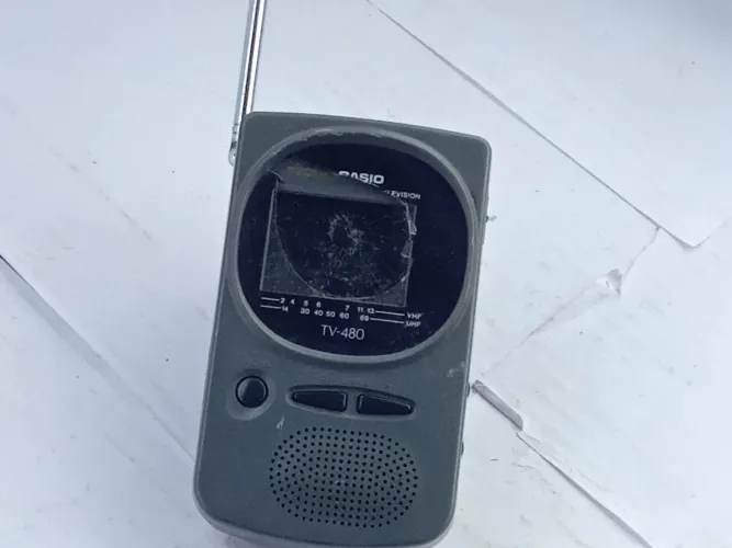 TV portátil Casio TV-480 pra tirar peças 