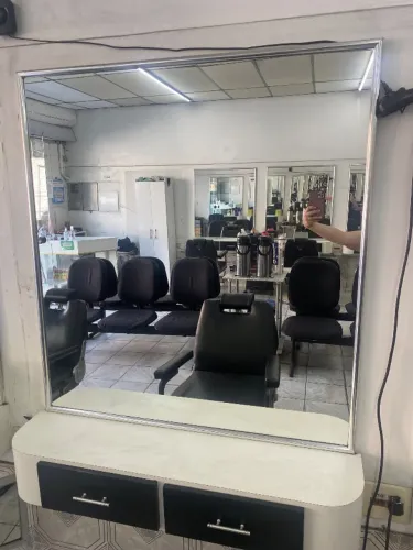 Espelho com moldura: 1x1m