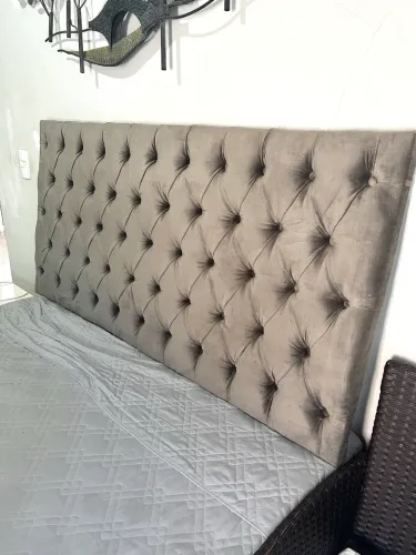 Cabeceira de cama casal em capitune cinza seminova 