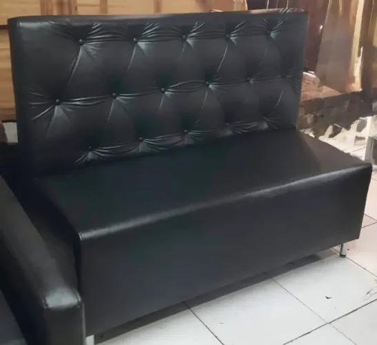 Sofá Booth 3 Lugares Preto em Couro 