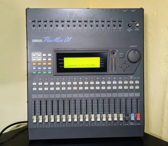 Mesa de Som digital Yamaha Promix 01 + Case