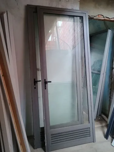 Porta de giro alumínio e vidro cinza 0,88 x 2,28 direita 