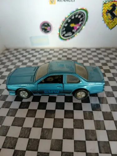 Miniatura BMW 635 csi sunny side com pequenas avarias sem parachoques e lanternas traser