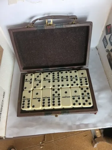 Jogo de dominó antigo com caixa