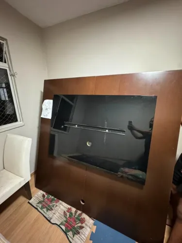 Painel e Rack - madeira Maciça - tom marrom - painel 1,80x1,80 - rack 2,20x0,43x0,50