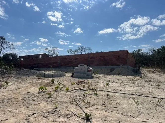 Chácara 15.000m², Construção Inacabada, 3km Chão, Entra Guapó e Aragoiânia