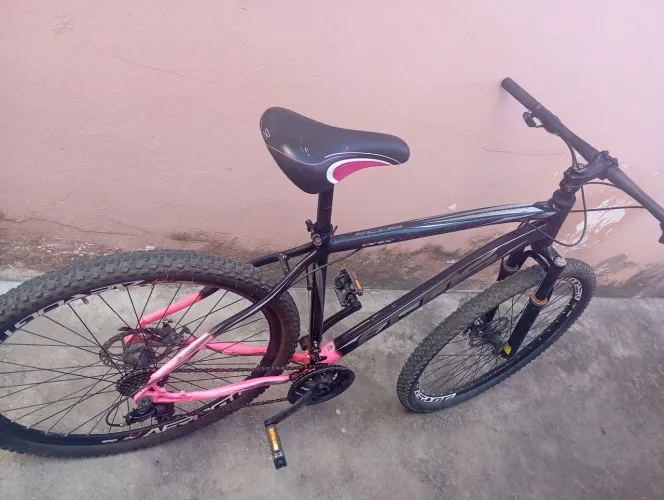 Bicicleta preta e rosa aro 29 quadro 21