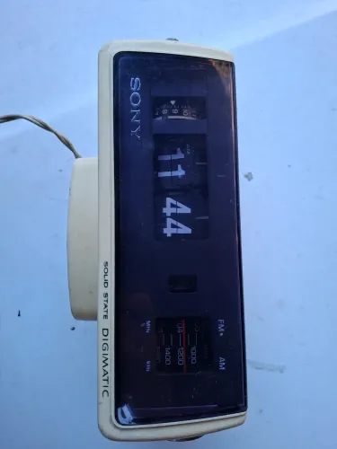 Rádio relógio Sony "antigo".