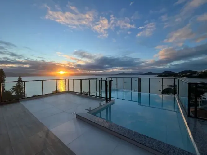 STUDIO MOBILIADO EM CACUPÉ EM FRENTE À PRAIA