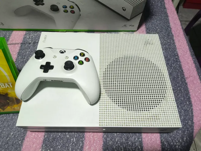 Xbox One S 1tb + 2 jogos