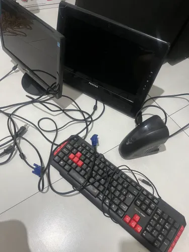 Dois monitores, estabilizador e teclado funcionando 