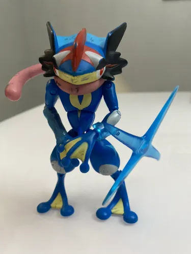 Figura articulada boneco Pokémon ash greninja e acessórios 