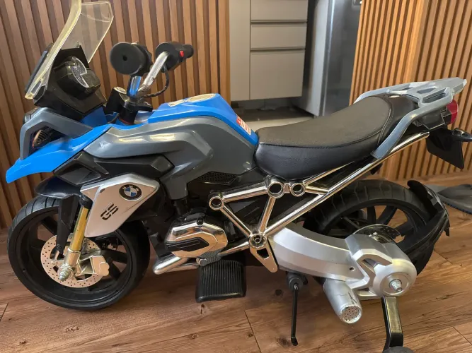 Moto elétrica infantil BMW