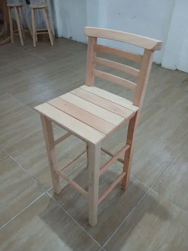 Banqueta alta com encosto 