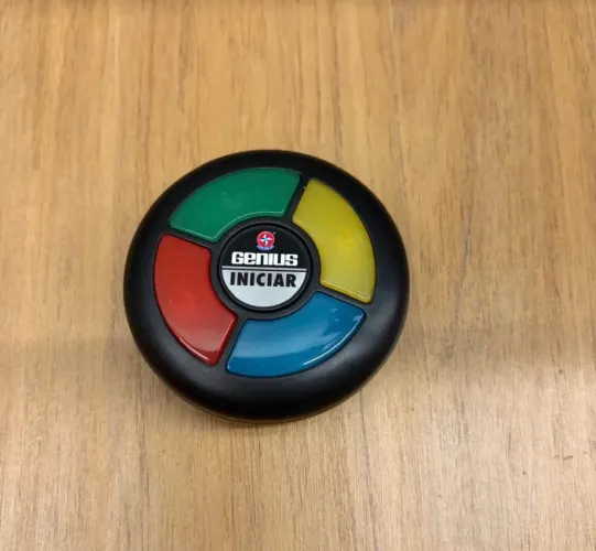 Mini Genius para Viagem da Brinquedos Estrela, uma versão compacta e portátil do clássico,