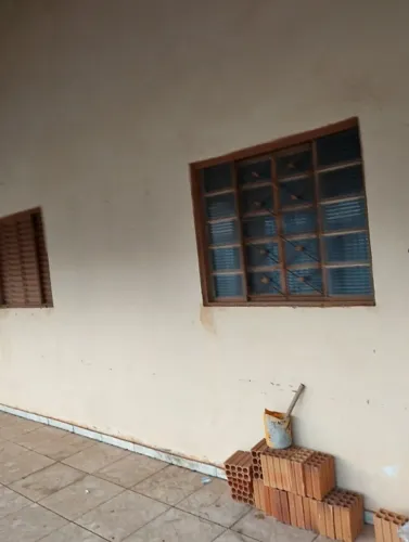 Casa com 4 quartos,2 banheiros,sendo um suíte, garagem para três carros no centro de Nova
