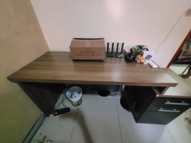 Mesa de Escritório / Escrivaninha com Gaveteiro - Excelente Estado