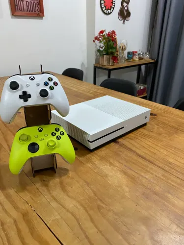 ? Xbox One S - 781 GB | 2 Controles | Completo