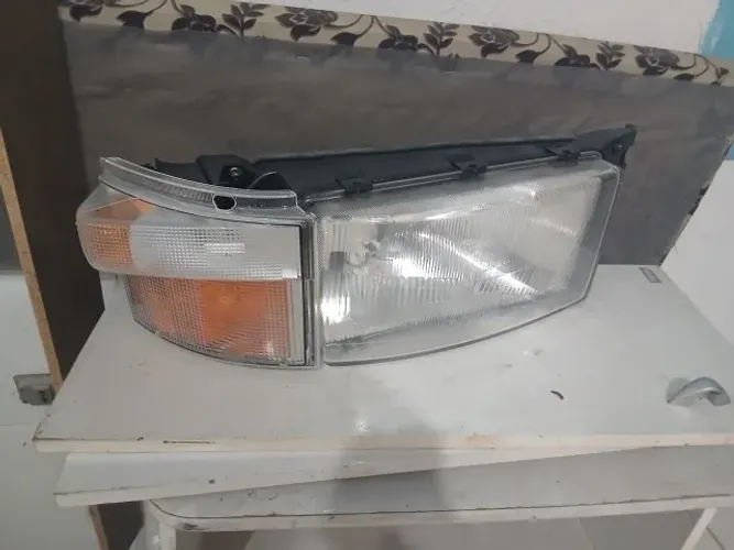 FAROL COM PISCA SCANIA S4